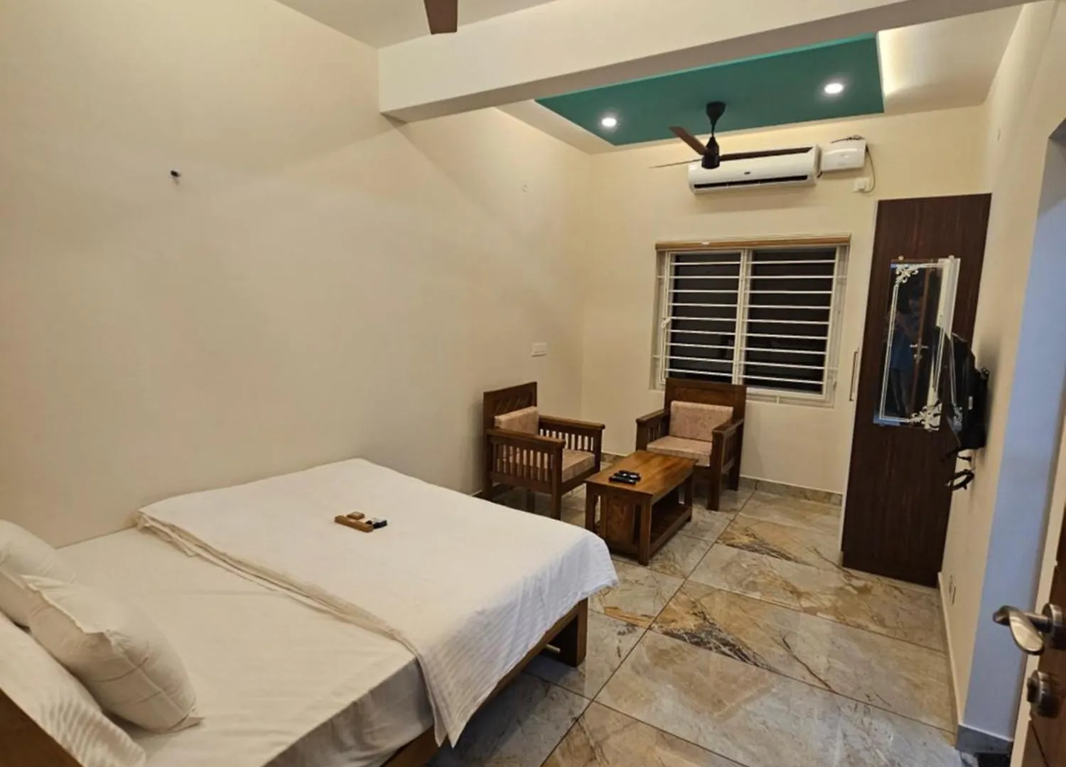 Olive Residence, Near Lakeshore Hospital Kochi 公寓