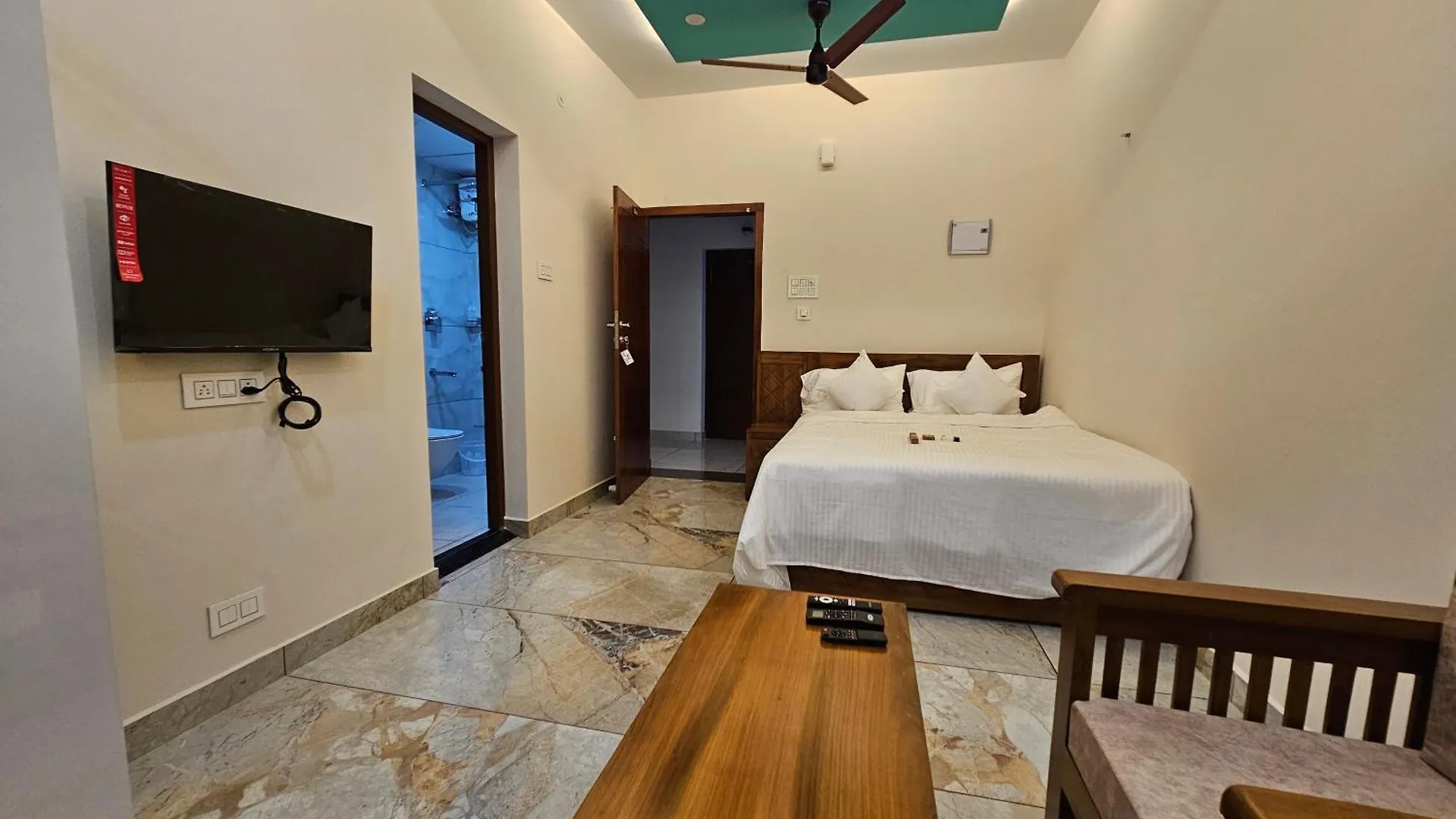 Olive Residence, Near Lakeshore Hospital Kochi 公寓